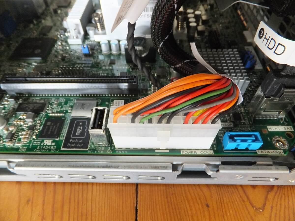 Sur la gauche vous voyez le slot MicroSD et le port USB interne. A droite en bleu, un cinquième port SATA pour rajouter un disque supplémentaire.