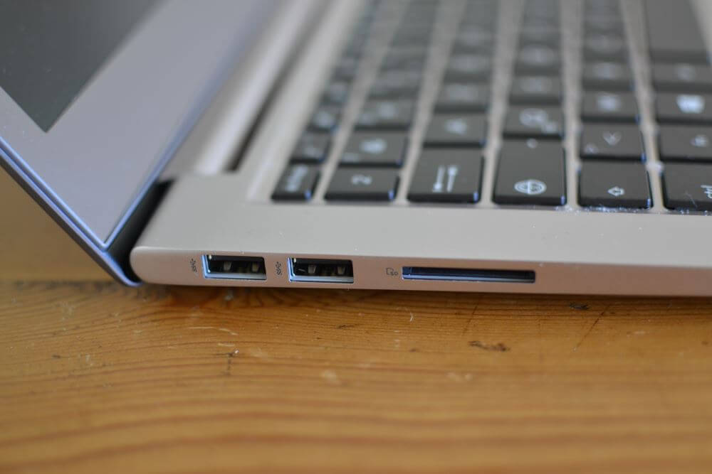 Le côté gauche avec une partie de la connectique : 2 ports USB3 et un lecteur de carte SD sont accessibles.