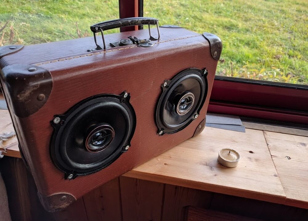 BoomBox – Partie 1 : Transformer une valise vintage en enceinte audio moderne